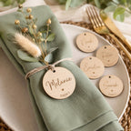 Holzanhänger personalisiert graviert Platzkarten Hochzeit – Detailaufnahme der Kante