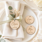 Holzanhänger personalisiert graviert Platzkarten Hochzeit – Detailaufnahme der Herzform