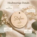 Holzanhänger personalisiert graviert Platzkarten Hochzeit – Frontalansicht des herzförmigen Anhängers