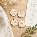 Holzanhänger personalisiert graviert Platzkarten Hochzeit – Anwendungsbeispiel auf dem Hochzeitstisch