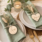Holzanhänger personalisiert graviert Platzkarten Hochzeit – Größenvergleich in der Hand