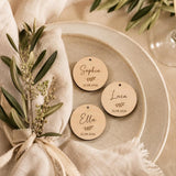 Holzanhänger personalisiert graviert Platzkarten Hochzeit – Nahaufnahme der Gravurtiefe