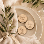 Holzanhänger personalisiert graviert Platzkarten Hochzeit – Nahaufnahme der Gravurtiefe