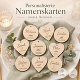 Holzanhänger personalisiert graviert Platzkarten Hochzeit – Detailaufnahme der Namensgravur
