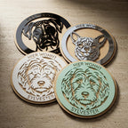 Hundeportrait nach Foto personalisiertes Hundeschild aus Holz – Frontalansicht des gravierten Portraits