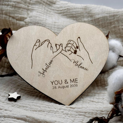 Personalisiertes geschenk für paare mit name datum, herz form aus holz  hand in hand geschenk jahrestage, hochzeit, brautpaar, valentinstag