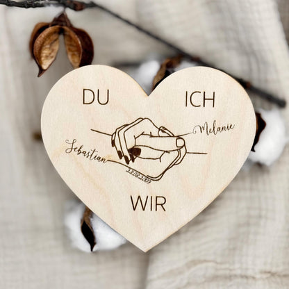 Personalisiertes Herz-Dekor Holz – Hand-in-Hand-Motiv mit Namen & Datum | Geschenk Hochzeit & Jahrestag