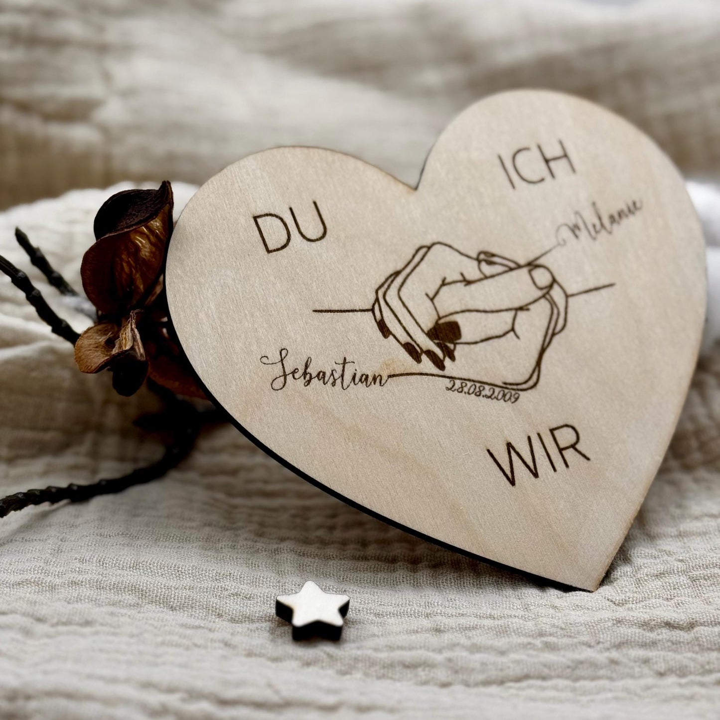 Personalisiertes Herz-Dekor Holz – Hand-in-Hand-Motiv mit Namen & Datum | Geschenk Hochzeit & Jahrestag