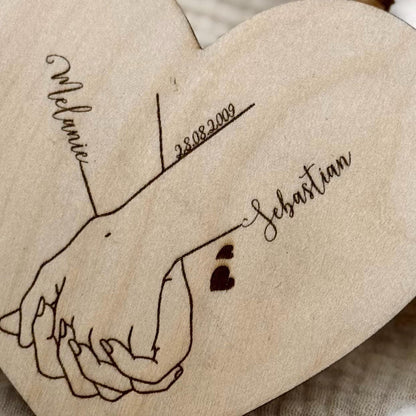 Herz-Dekoration aus Holz personalisiert – Hand-in-Hand Motiv Geschenk für Paare, Hochzeit & Jahrestag
