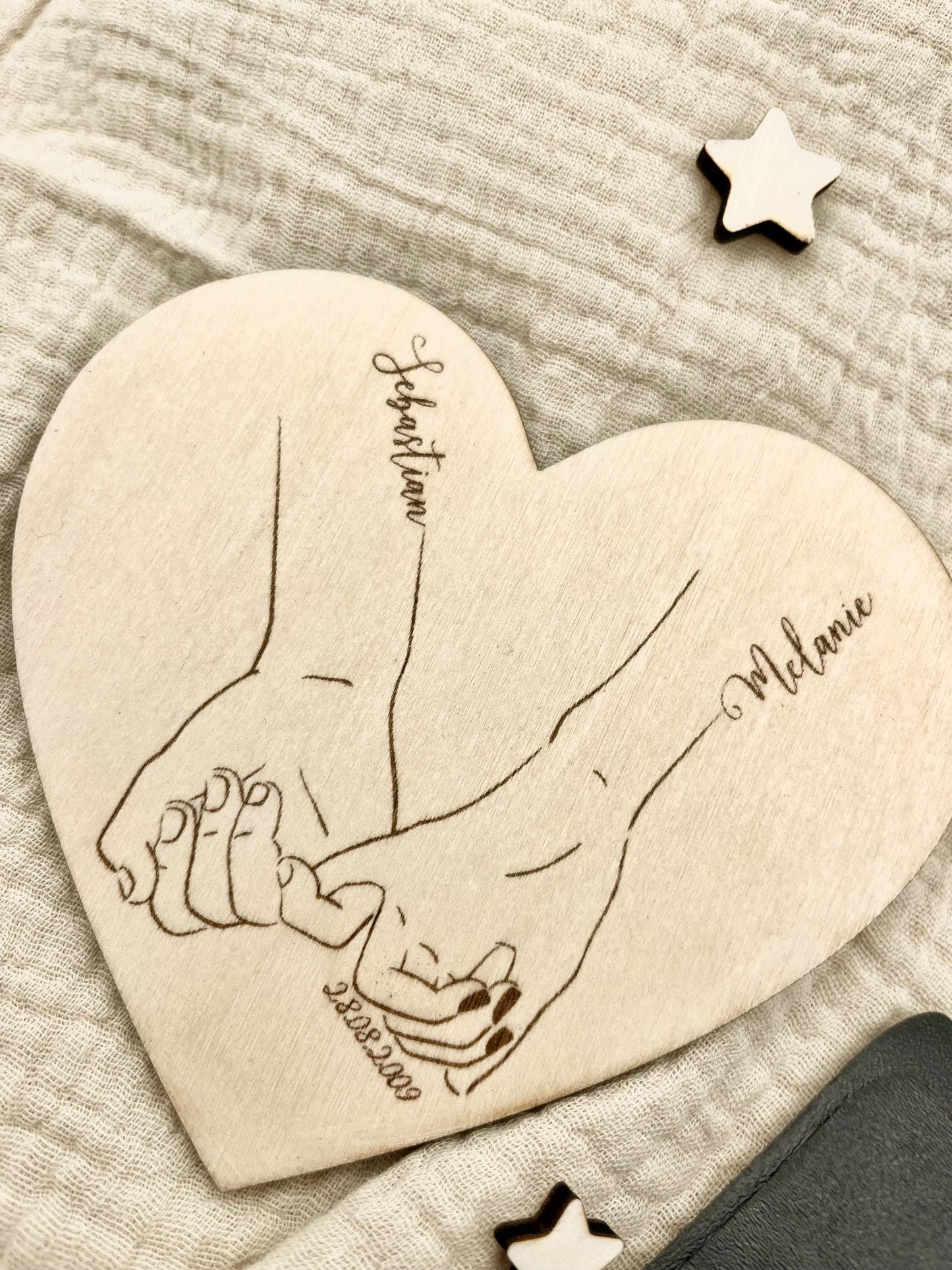 Personalisiertes Geschenk für Paare mit Name Datum, Herzform aus Holz  Hand in Hand Geschenk Jahrestage, Hochzeit, Brautpaar, Valentinstag