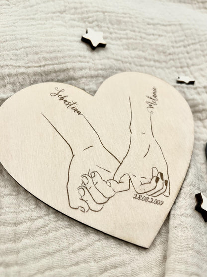 Personalisiertes Geschenk für Paare mit Name Datum, Herzform aus Holz  Hand in Hand Geschenk Jahrestage, Hochzeit, Brautpaar, Valentinstag