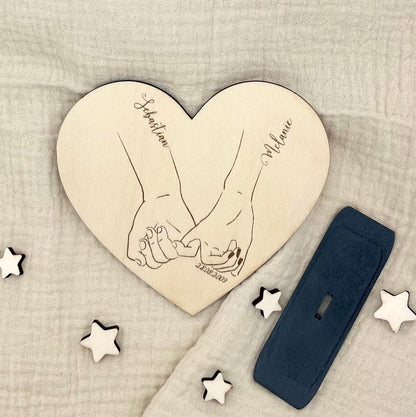 Personalisiertes Geschenk für Paare mit Name Datum, Herzform aus Holz  Hand in Hand Geschenk Jahrestage, Hochzeit, Brautpaar, Valentinstag