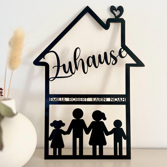 Familienschild aus Holz in Hausform – personalisiert mit Namen & Figuren