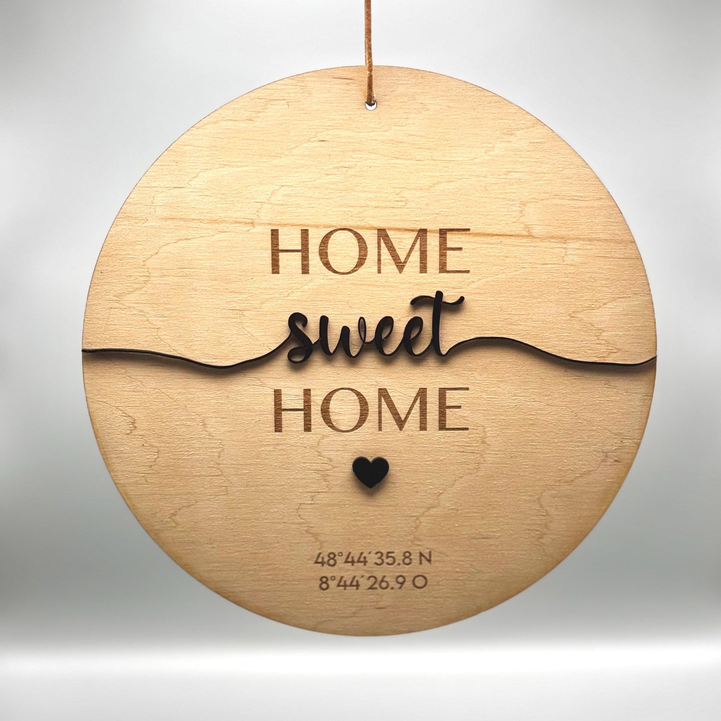 Personalisiertes Türschild aus Holz, Wanddeko mit Koordinaten und Acryl Schrift, Geschenk zum Einzug, Hauskauf & Richtfest, ø 19 cm