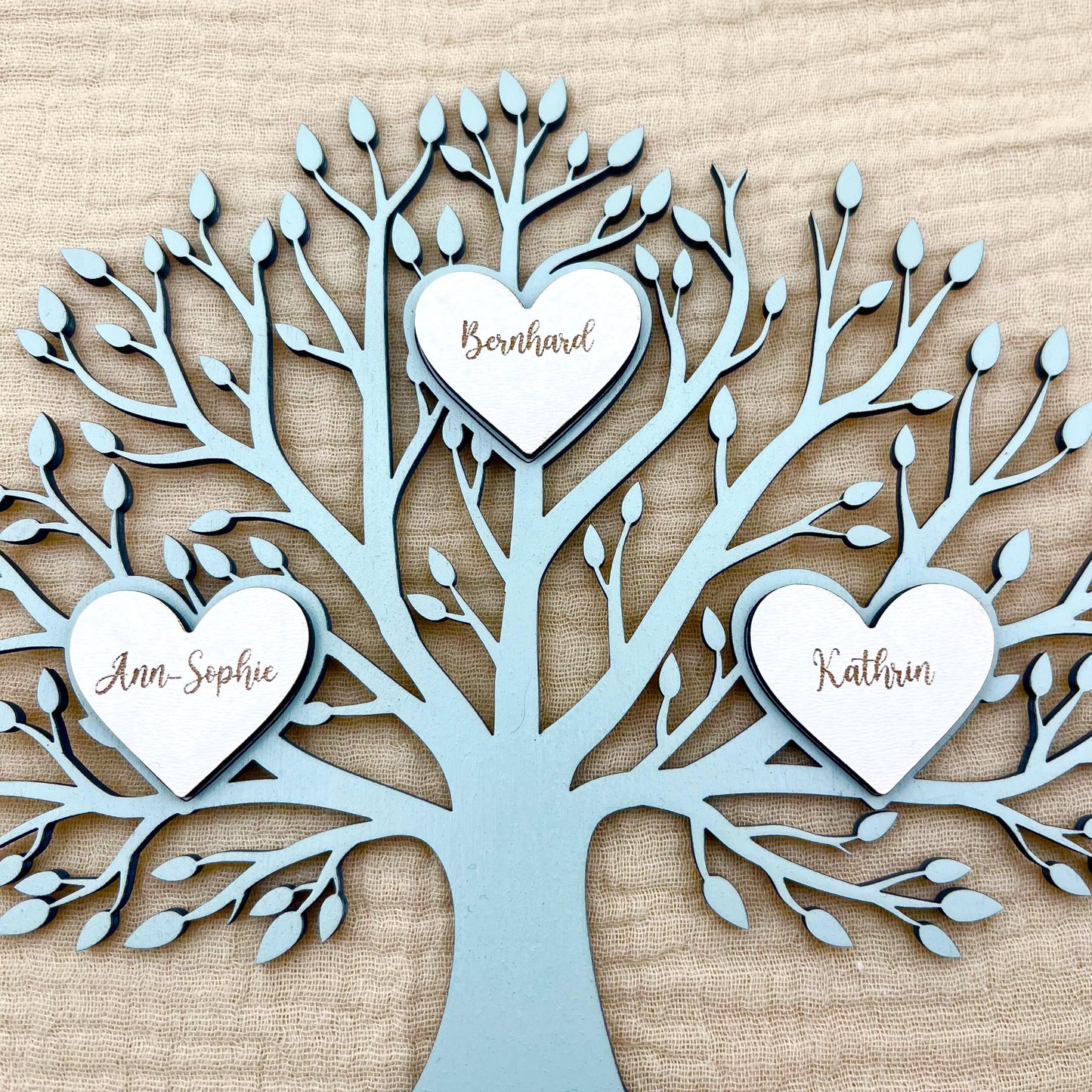 Familienstammbaum aus Holz mit Familienname & Herzen