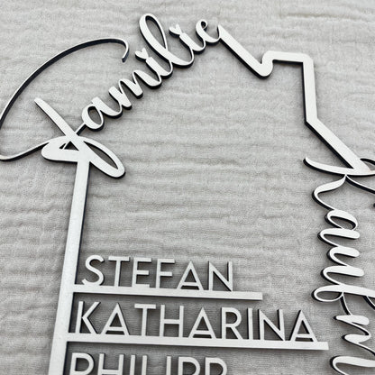 Personalisierbares familienschild in hausform, deko aus holz mit namen, geschenk zum einzug, hausbau, familie