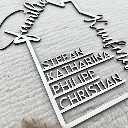 Personalisierbares familienschild in hausform, deko aus holz mit namen, geschenk zum einzug, hausbau, familie