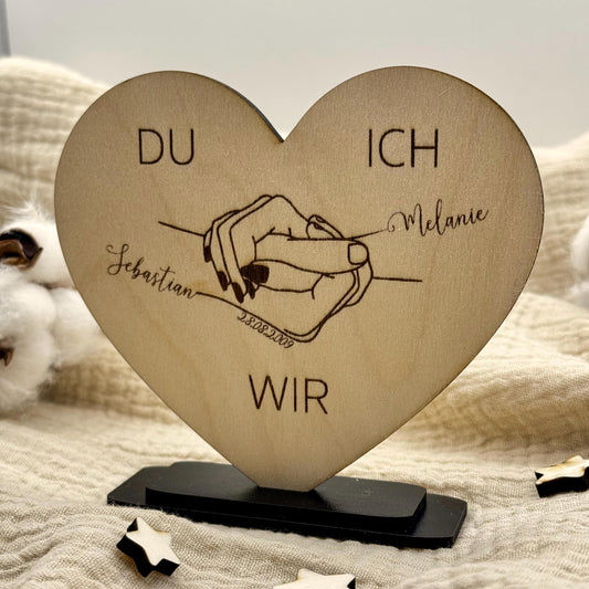 Personalisiertes Herz-Dekor Holz – Hand-in-Hand-Motiv mit Namen & Datum | Geschenk Hochzeit & Jahrestag