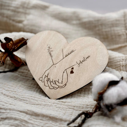 Herz-Dekoration aus Holz personalisiert – Hand-in-Hand Motiv Geschenk für Paare, Hochzeit & Jahrestag
