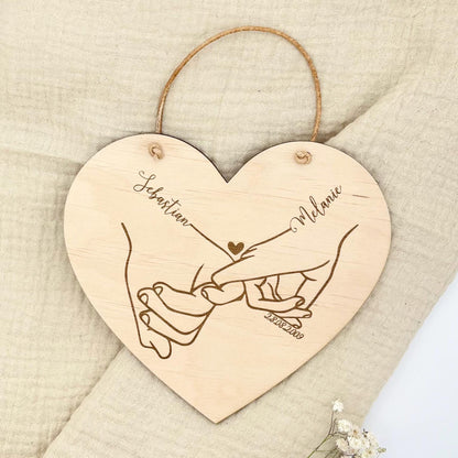Herz-Dekor Hand-in-Hand Motiv – personalisiertes Geschenk für Paare