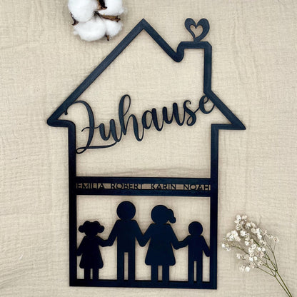 Familienschild aus Holz in Hausform – personalisiert mit Namen & Figuren
