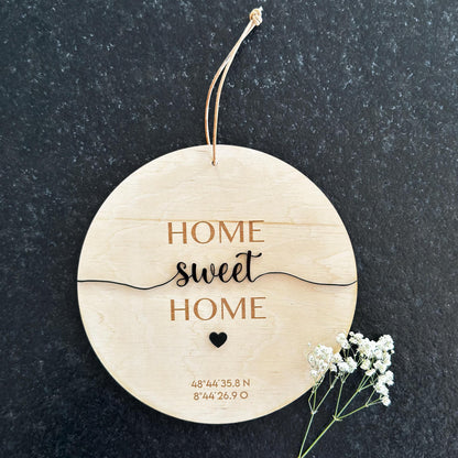 Personalisiertes Türschild aus Holz, Wanddeko mit Koordinaten und Acryl Schrift, Geschenk zum Einzug, Hauskauf & Richtfest, ø 19 cm