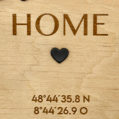 Personalisiertes Türschild aus Holz, Wanddeko mit Koordinaten und Acryl Schrift, Geschenk zum Einzug, Hauskauf & Richtfest, ø 19 cm