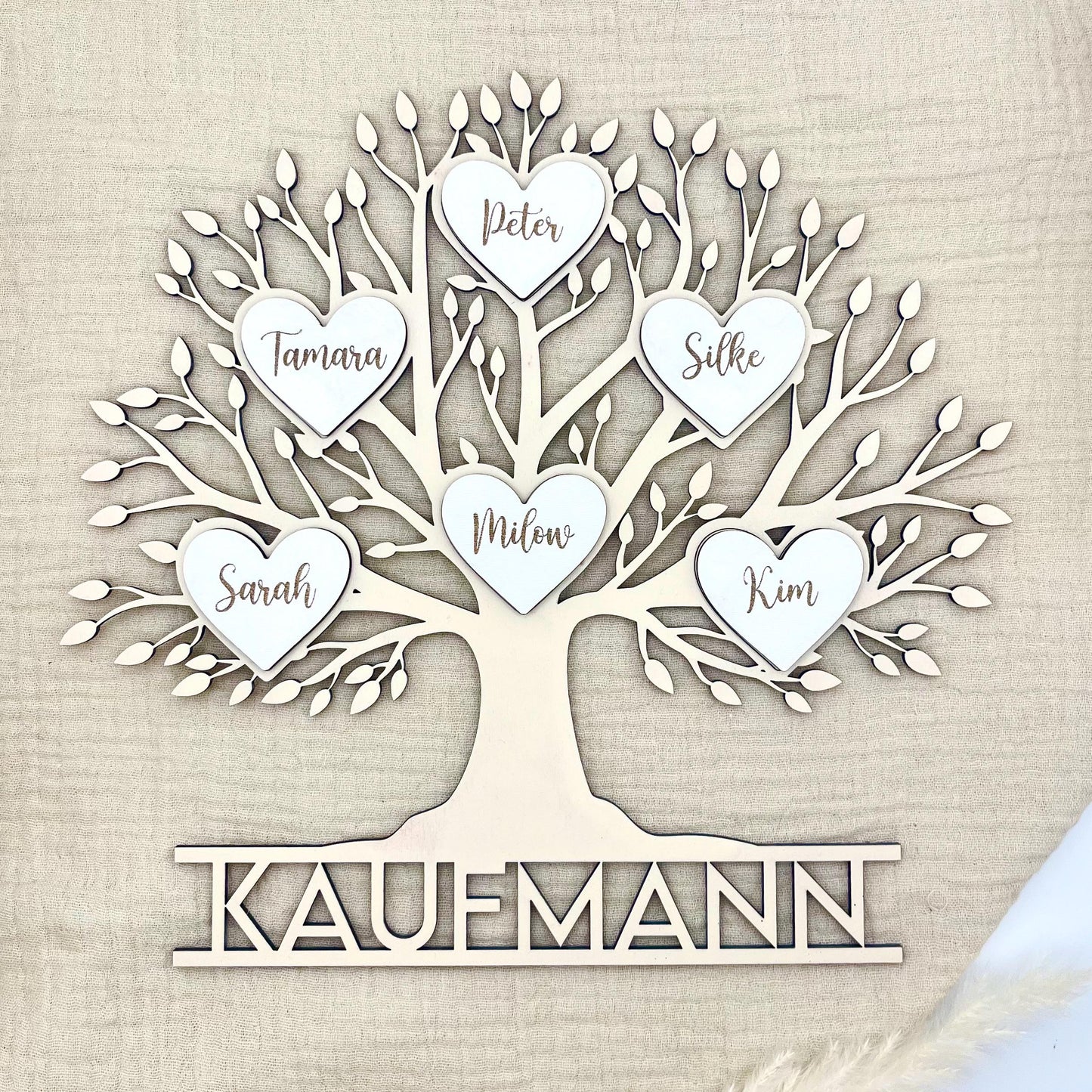 Familienstammbaum aus Holz mit Familienname & Herzen