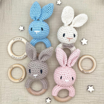 Personalisierte Baby Rassel Baby Greifling mit Name und Hase aus Holz  liebevolles Geschenk zur Geburt oder Taufe  für Neugeborene & Babys
