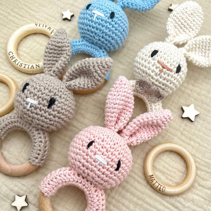 Personalisierte Baby Rassel Baby Greifling mit Name und Hase aus Holz  liebevolles Geschenk zur Geburt oder Taufe  für Neugeborene & Babys