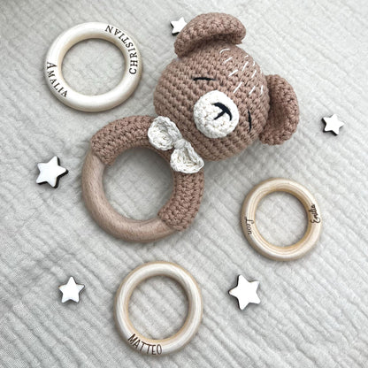 Personalisierte Babyrassel aus Holz mit Namen  liebevolles Geschenk zur Geburt oder Taufe  süßer Greifling mit Bär für Neugeborene Rassel