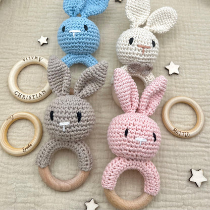 Personalisierte Baby Rassel Baby Greifling mit Name und Hase aus Holz  liebevolles Geschenk zur Geburt oder Taufe  für Neugeborene & Babys