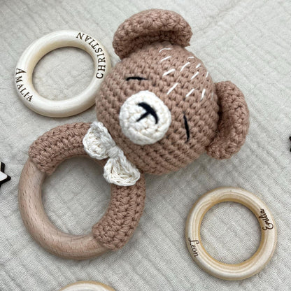 Personalisierte Babyrassel aus Holz mit Namen  liebevolles Geschenk zur Geburt oder Taufe  süßer Greifling mit Bär für Neugeborene Rassel