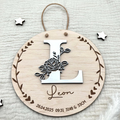 Geburtsschild aus Holz personalisiert – 3D-Monogramm mit Rose & Daten zur Geburt