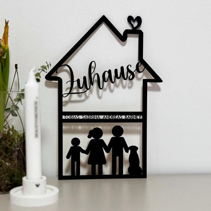Familienschild aus Holz in Hausform – personalisiert mit Namen & Figuren