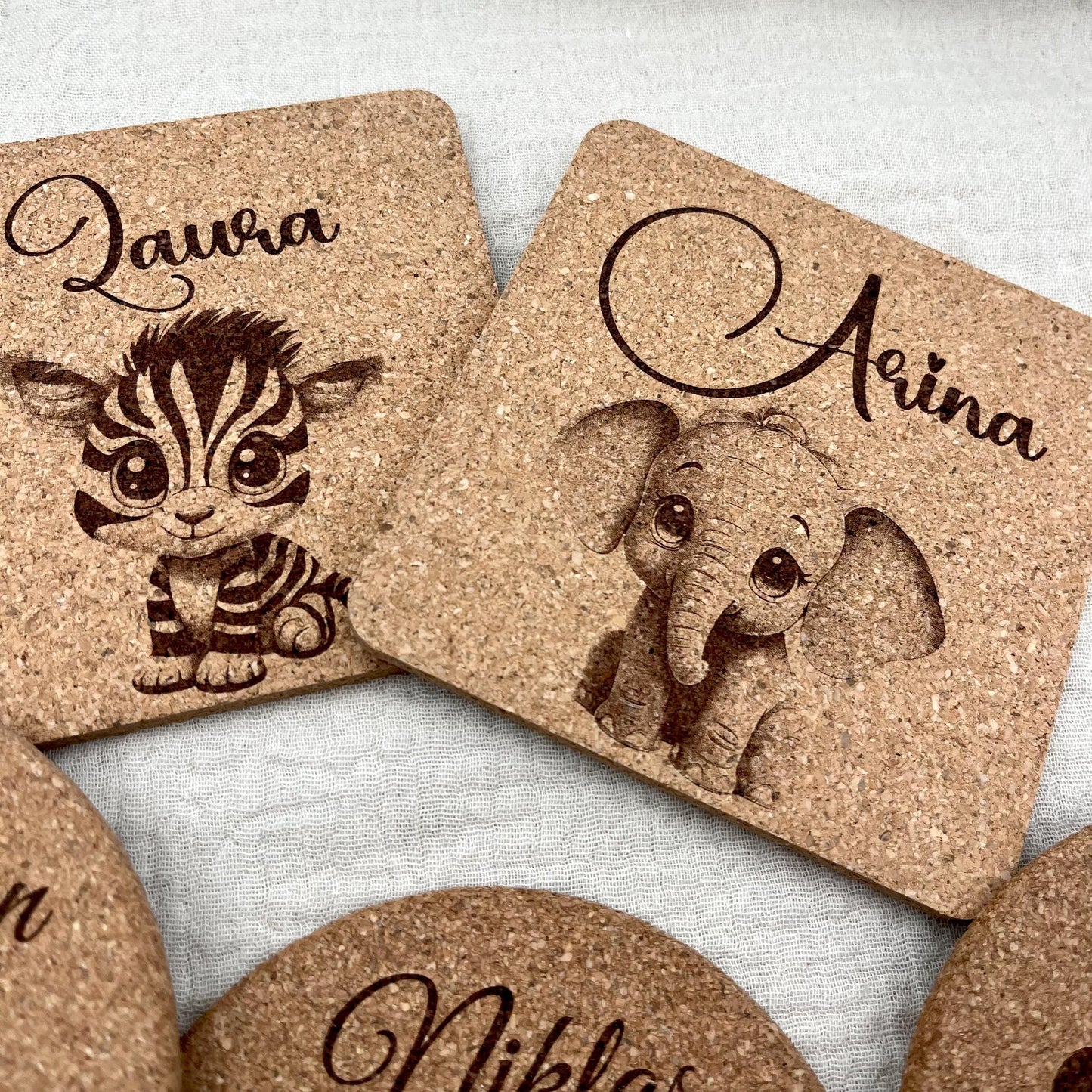 Geschenkideen Personalisierte Untersetzer aus Kork  rund oder quadratisch  Gravur mit Name & Tiermotiv  Kindergeburtstag, Party, Familie