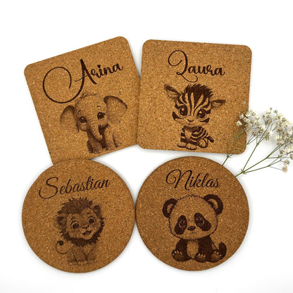 Geschenkideen Personalisierte Untersetzer aus Kork  rund oder quadratisch  Gravur mit Name & Tiermotiv  Kindergeburtstag, Party, Familie