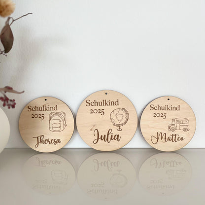 Schultütenanhänger aus Holz personalisiert – Einschulung 2025 226 mit Name & Motiv