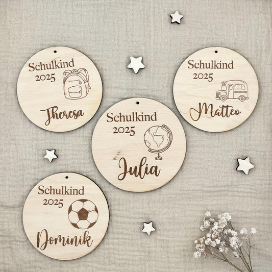 Schultütenanhänger aus Holz personalisiert – Einschulung 2025 226 mit Name & Motiv