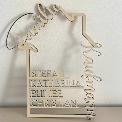 Personalisierbares familienschild in hausform, deko aus holz mit namen, geschenk zum einzug, hausbau, familie