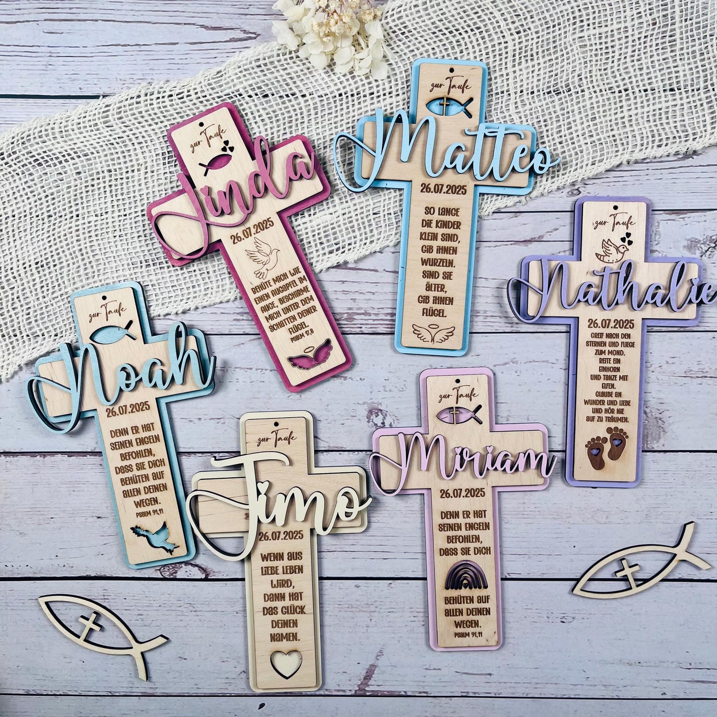 Taufkreuz aus Holz personalisiert – Geschenk zur Taufe, Kommunion & Konfirmation