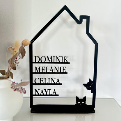Familienschild aus Holz personalisiert – Hausform mit Katzen & Vornamen