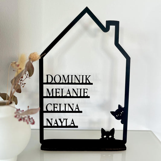 Familienschild aus Holz personalisiert – Hausform mit Katzen & Vornamen