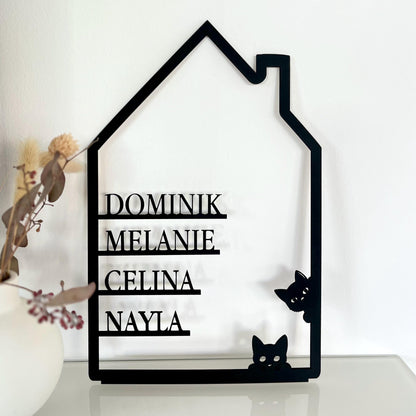 Familienschild aus Holz personalisiert – Hausform mit Katzen & Vornamen