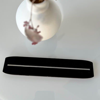 Familienschild aus Holz personalisiert – Hausform mit Katzen & Vornamen