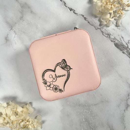 Personaliserte Schmuckbox mit Herz Schmetterling & Namen, Schmuckorganizer Reisen Gastgeschenk, JGA, Babyparty, Valentinstag, viele Farben
