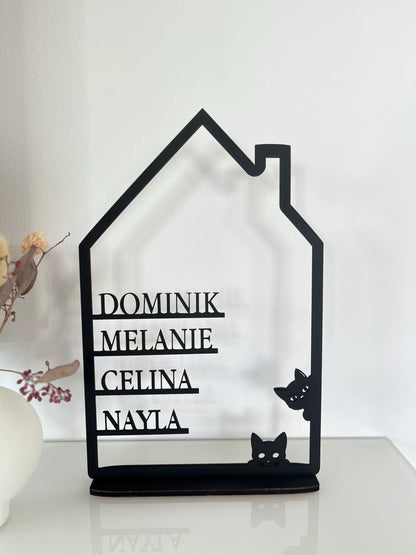 Familienschild aus Holz personalisiert – Hausform mit Katzen & Vornamen