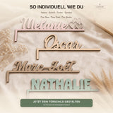 Vier Namensschilder Melanie Oscar Marc-Joel Nathalie am Türrahmen, personalisierbare Farben und Schriften