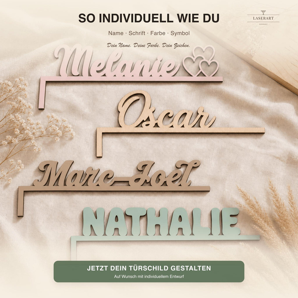 Vier Namensschilder Melanie Oscar Marc-Joel Nathalie am Türrahmen, personalisierbare Farben und Schriften