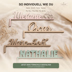 Vier Namensschilder Melanie Oscar Marc-Joel Nathalie am Türrahmen, personalisierbare Farben und Schriften
